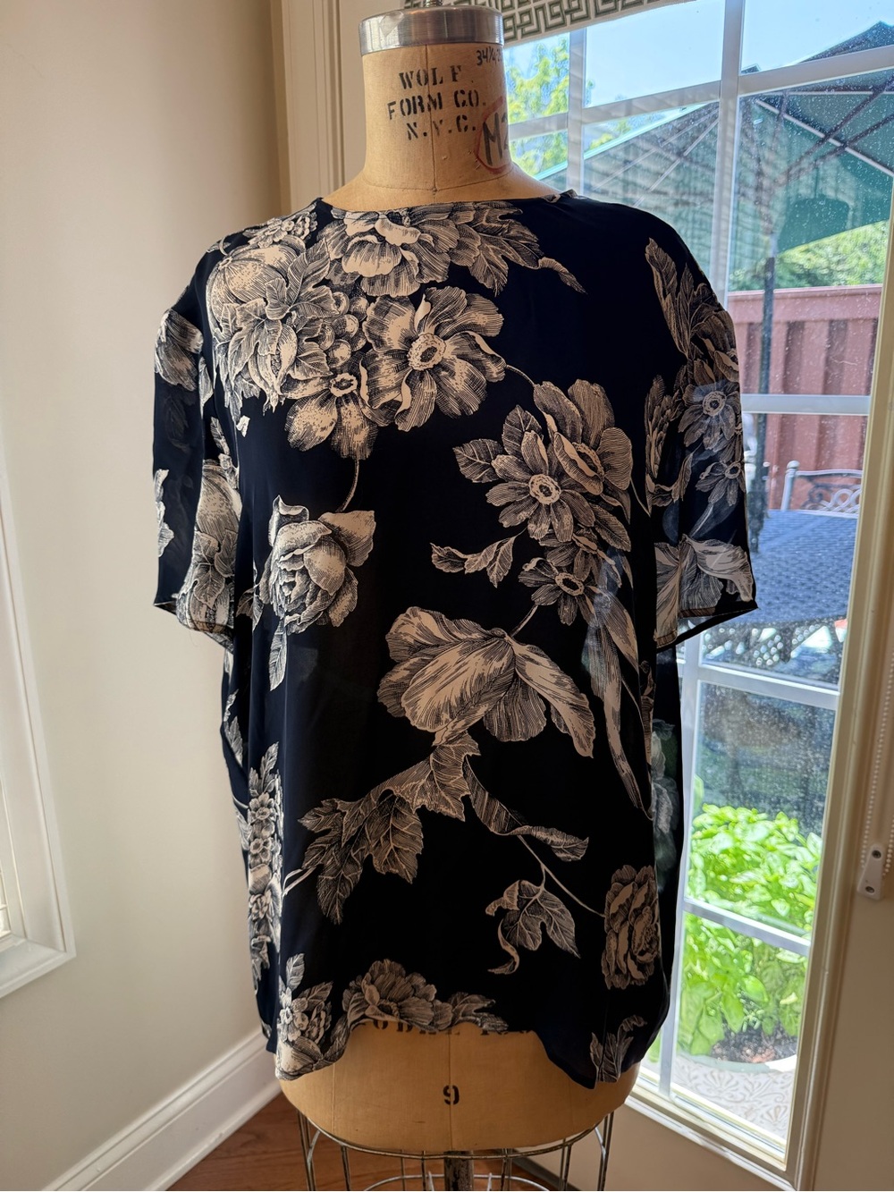 Linda Allard Ellen Tracy Silk  Navy and Cream Floral Blouse Size 16